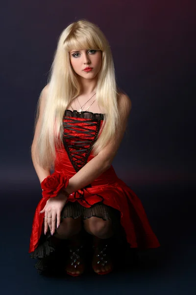 Красивая девушка с красным цветом — стоковое фото