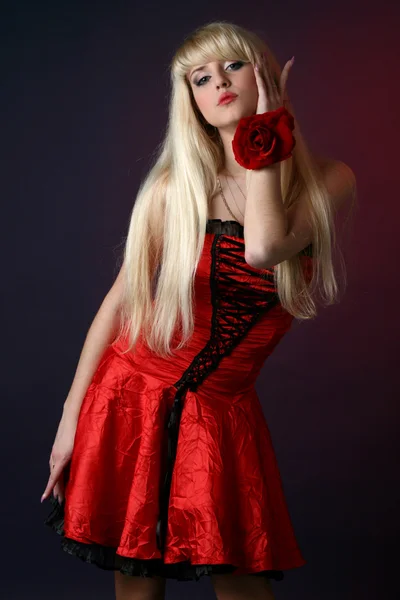 Όμορφη ξανθιά κοπέλα με κόκκινο τριαντάφυλλο — Φωτογραφία Αρχείου