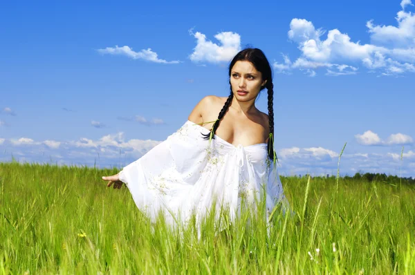 Женщина на ржаном поле — стоковое фото