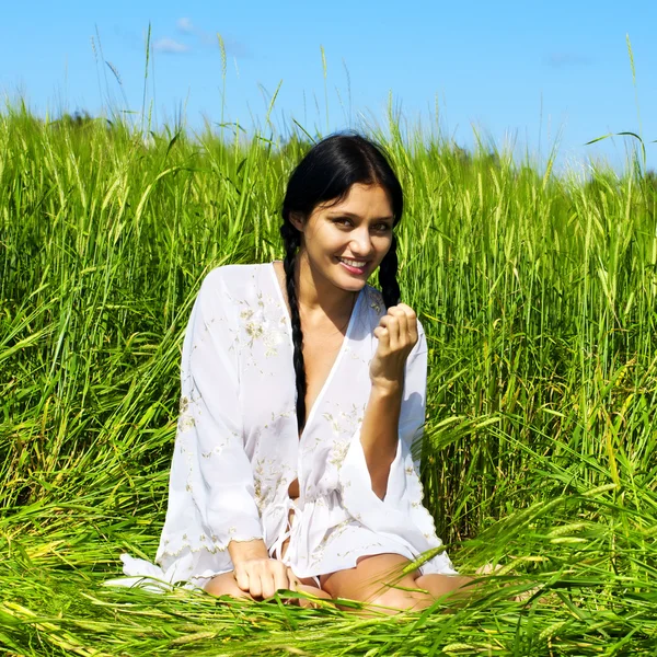 Woman at the rye field — Stock Photo, Image