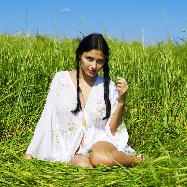 Woman at the rye field — Stock Photo, Image
