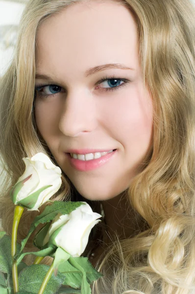 Blondin med blommor — Stockfoto