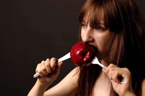 Девушка ест яблоко с аппетитом — стоковое фото