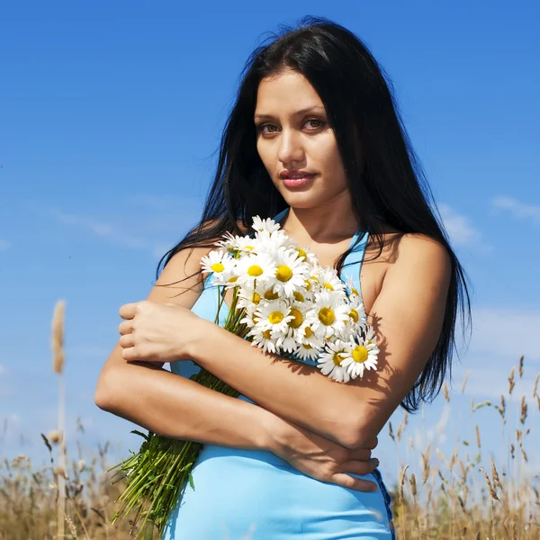 Woman with camomiles — Stock Photo, Image