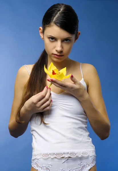 Jalá chica útil con orquídea amarilla — Foto de Stock