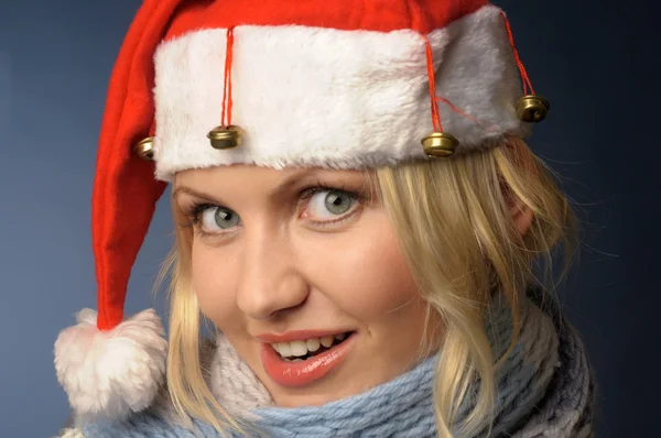 산타 모자에 금발 여자 — 스톡 사진