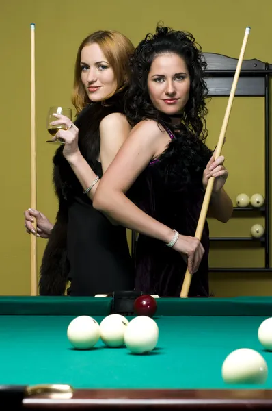 Two girls are playing billiards — Stock Photo, Image