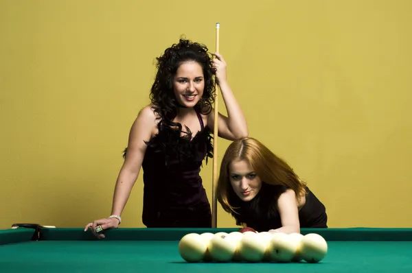 Две девушки играют в бильярд — стоковое фото