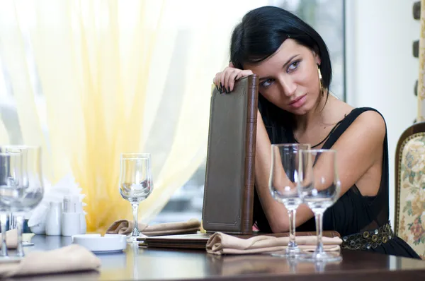 Mujer en restaurante en anticipación de — Foto de Stock