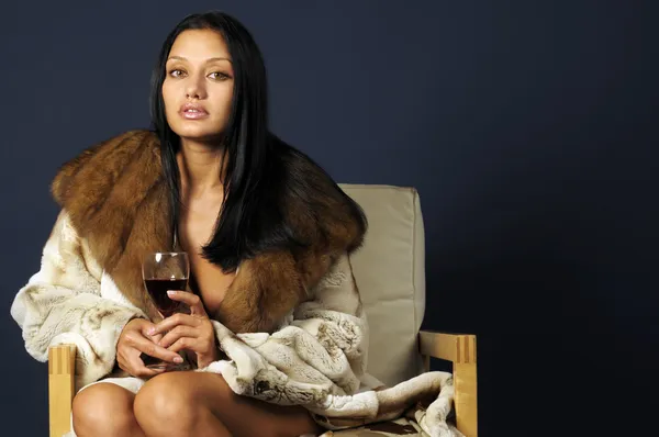 Γυναίκα σε γούνες με κρασί. — Φωτογραφία Αρχείου