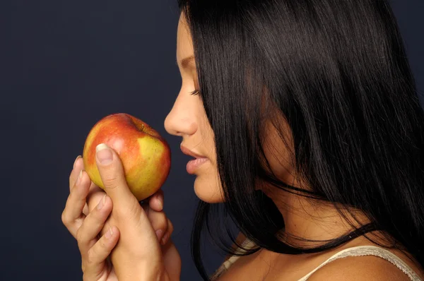 Krásná dívka drží jablko — Stock fotografie
