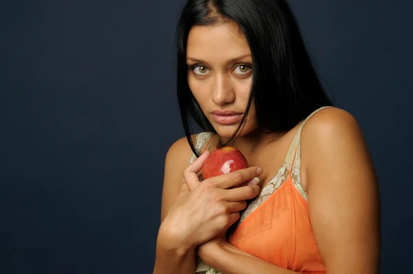 Beautiful exotic woman with apple — Stock Photo, Image