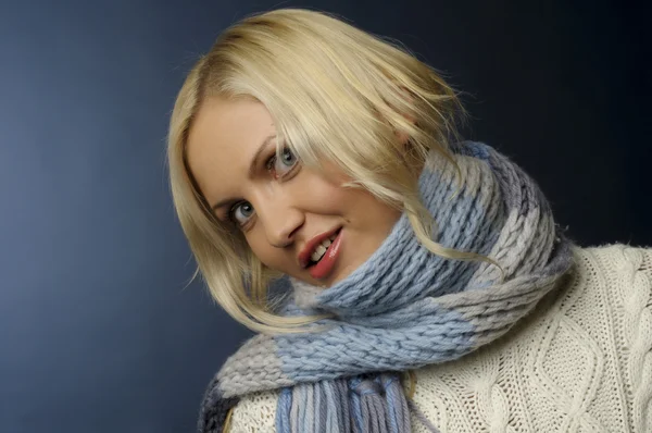 Blond meisje in winterkleren — Stockfoto
