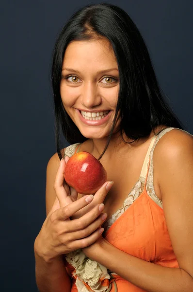 Όμορφη γυναίκα εξωτικά με μήλο — Φωτογραφία Αρχείου