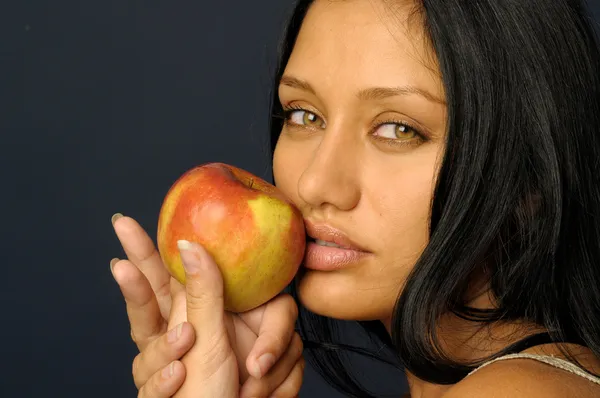 Piękna kobieta z jabłkiem — Zdjęcie stockowe
