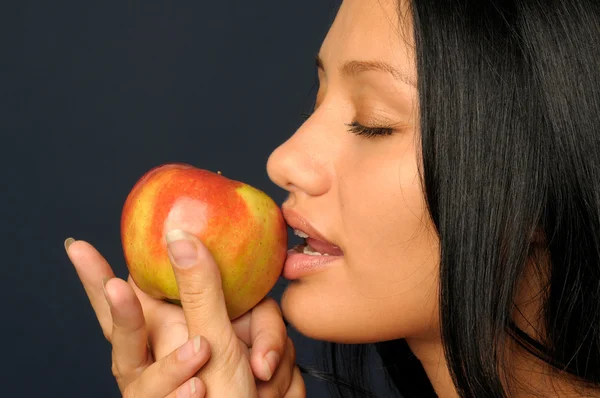 Όμορφη γυναίκα εξωτικά με μήλο — Φωτογραφία Αρχείου