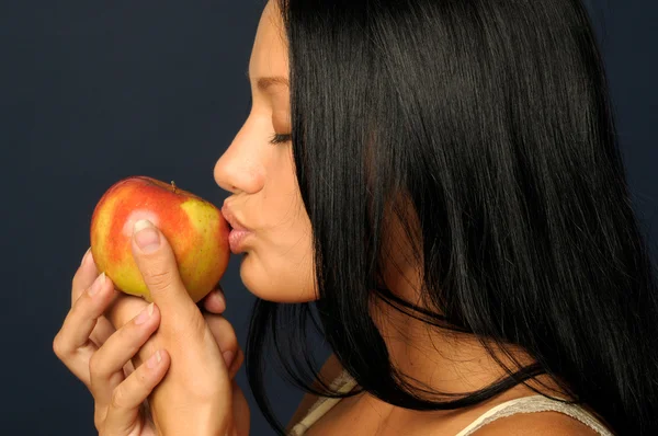 Apple güzel egzotik bir kadınla — Stok fotoğraf