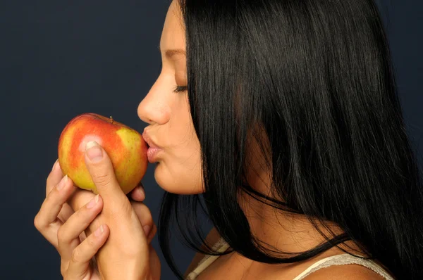 Schöne exotische Frau mit Apfel — Stockfoto