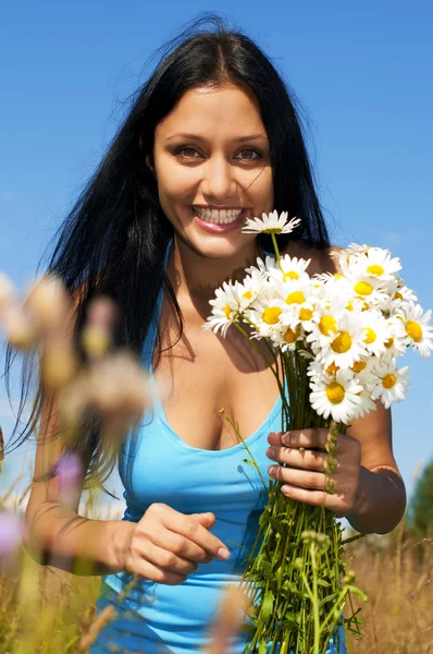 Woman with camomiles — Stock Photo, Image