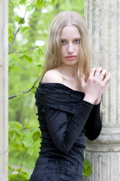Mladá blondýnka v zahradě — Stock fotografie