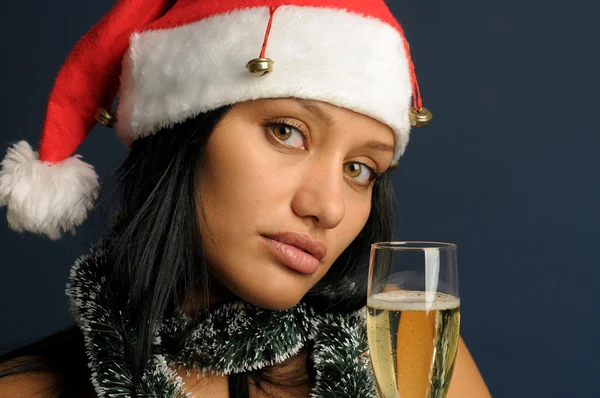 Donna che beve champagne a Christma — Foto Stock