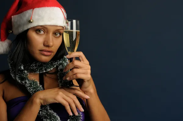 Kvinna dricka champagne i julklappa — Stockfoto