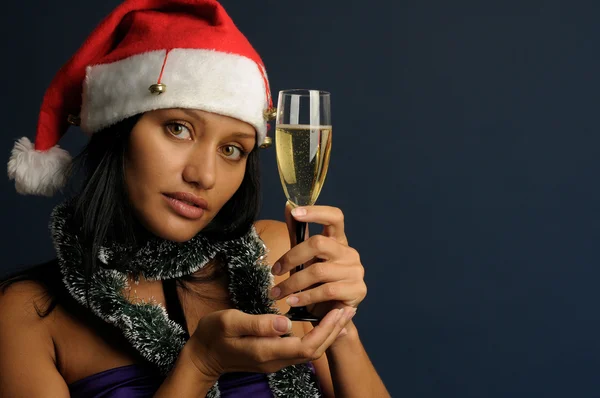クリスマス ツリーにシャンパンを飲む女性 — ストック写真