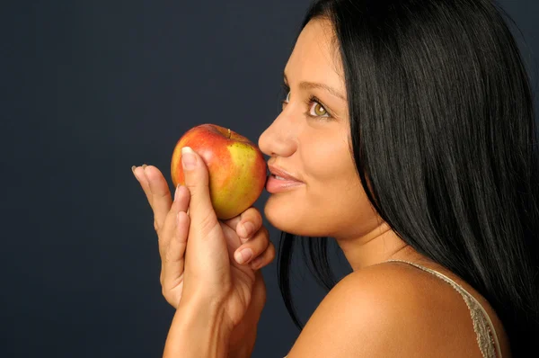 Prachtige exotische vrouw met apple — Stockfoto