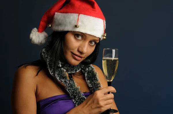 Donna che beve champagne a Christma — Foto Stock