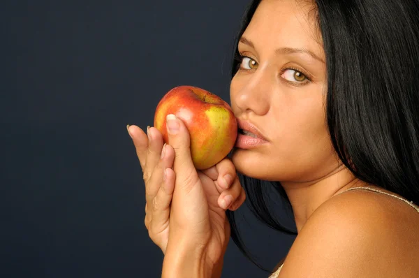 Vacker exotisk kvinna med äpple — Stockfoto
