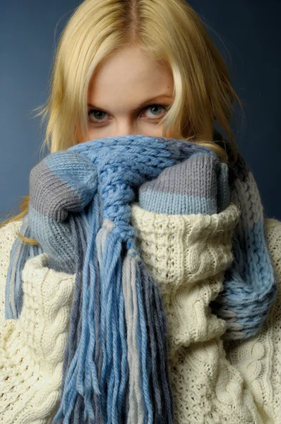 Ξανθό κορίτσι με χειμωνιάτικα ρούχα — Φωτογραφία Αρχείου