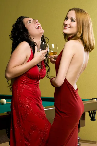 Zwei schöne Mädchen in rot mit Cognac — Stockfoto