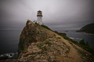 kayanın üzerinde bir deniz feneri