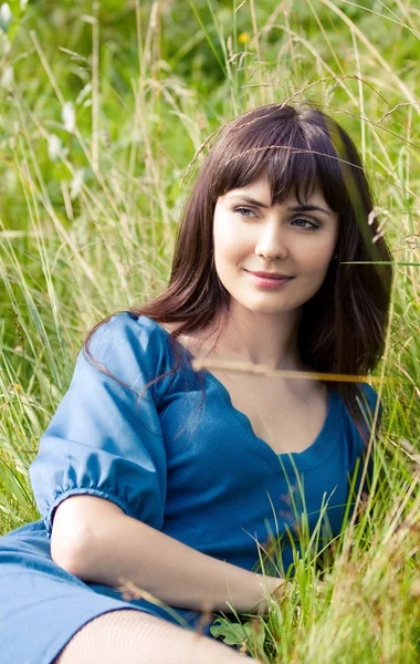 Joven hermosa chica en un prado —  Fotos de Stock