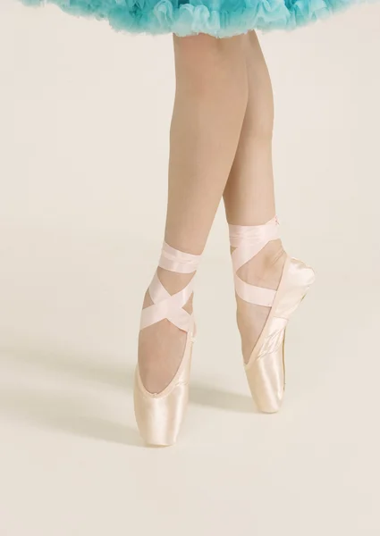 Ballerina stående på pointes — Stockfoto