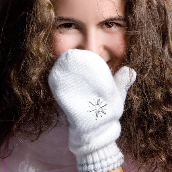 Красивая девушка в белых рукавицах . — стоковое фото