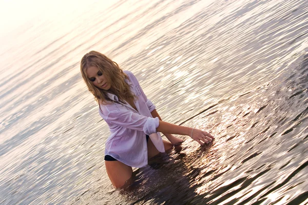 Fiatal gyönyörű lány nedves inget — Stock Fotó