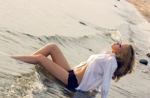 Ung vacker flicka i en våt shirt — Stockfoto