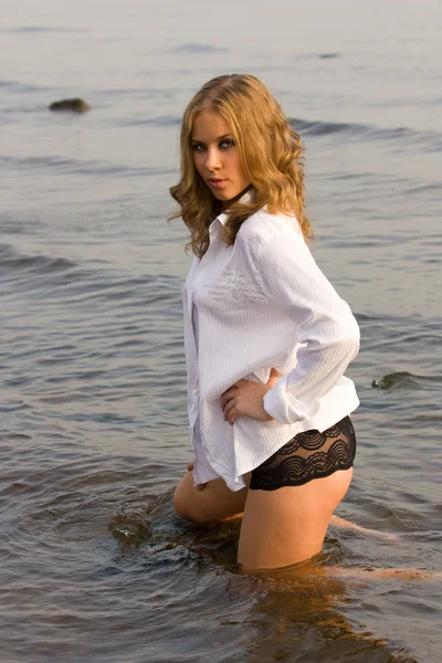 Ung vacker flicka i en våt shirt — Stockfoto