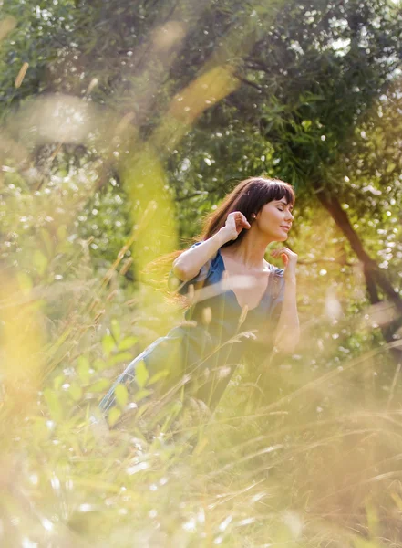 Joven hermosa chica en un prado — Foto de Stock