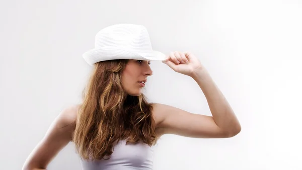 Όμορφη κοπέλα με ένα λευκό καπέλο — Φωτογραφία Αρχείου
