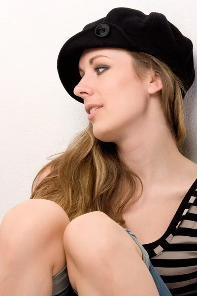 Giovane bella ragazza in un berretto — Foto Stock