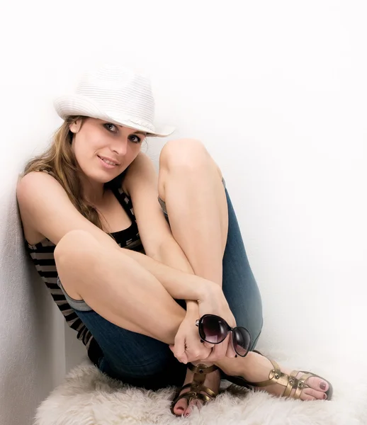 Ung vacker flicka i en vit hatt — Stockfoto
