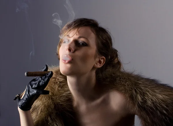 年轻漂亮的女孩吸一支雪茄 — 图库照片