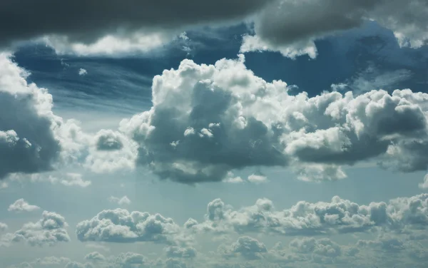 Nori albi pufoși pe cerul albastru — Fotografie, imagine de stoc