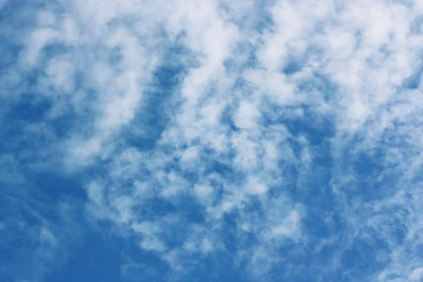 Nubes esponjosas blancas en el cielo azul — Foto de Stock