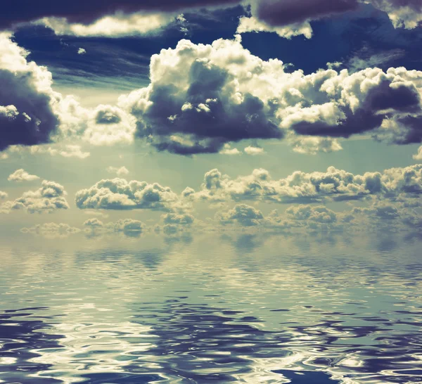 Άσπρα χνουδωτά σύννεφα στον γαλάζιο ουρανό — Φωτογραφία Αρχείου