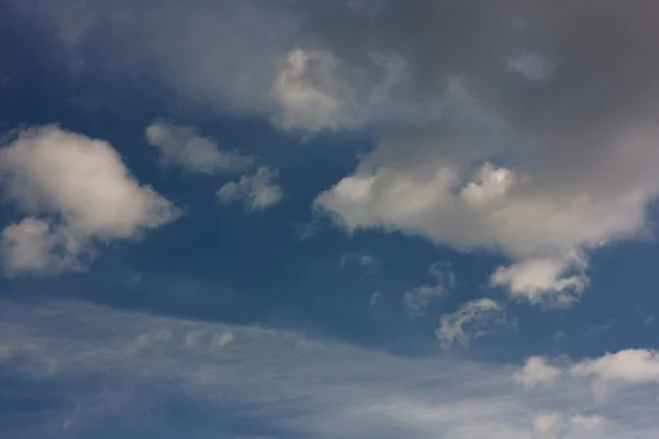 Белые пушистые облака в голубом небе — стоковое фото