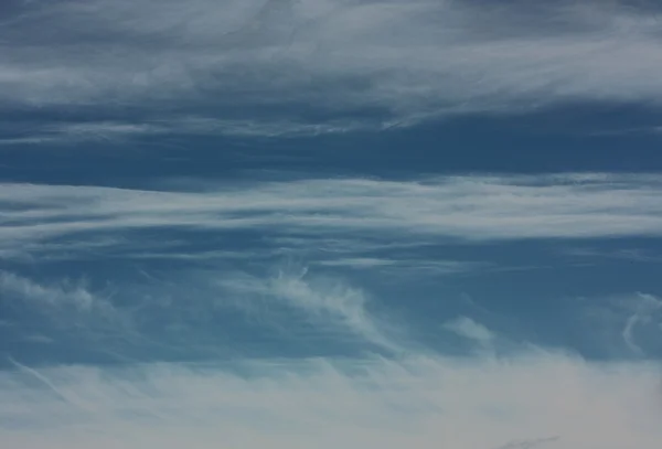 Witte pluizige wolken in de blauwe lucht — Stockfoto