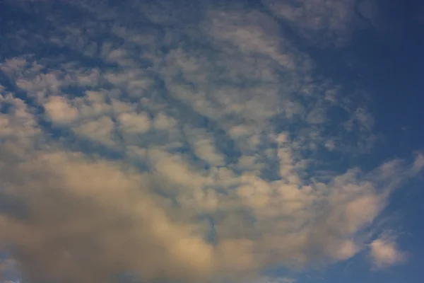 Άσπρα χνουδωτά σύννεφα στον γαλάζιο ουρανό — Φωτογραφία Αρχείου